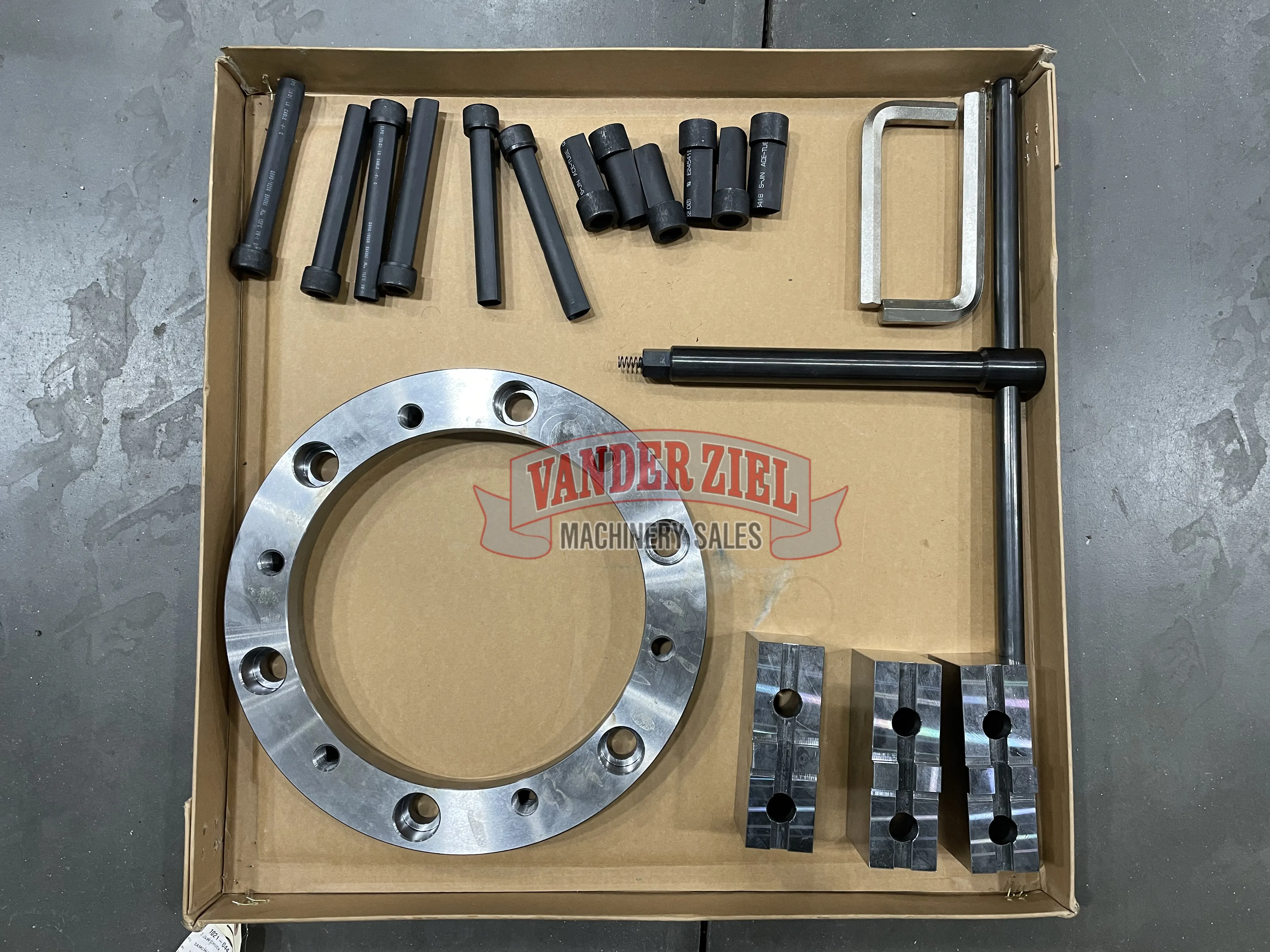 Samchully 24" Three Jaw Scroll Chuck, 10.8" Bore - NEW - Prefetch Image 37700