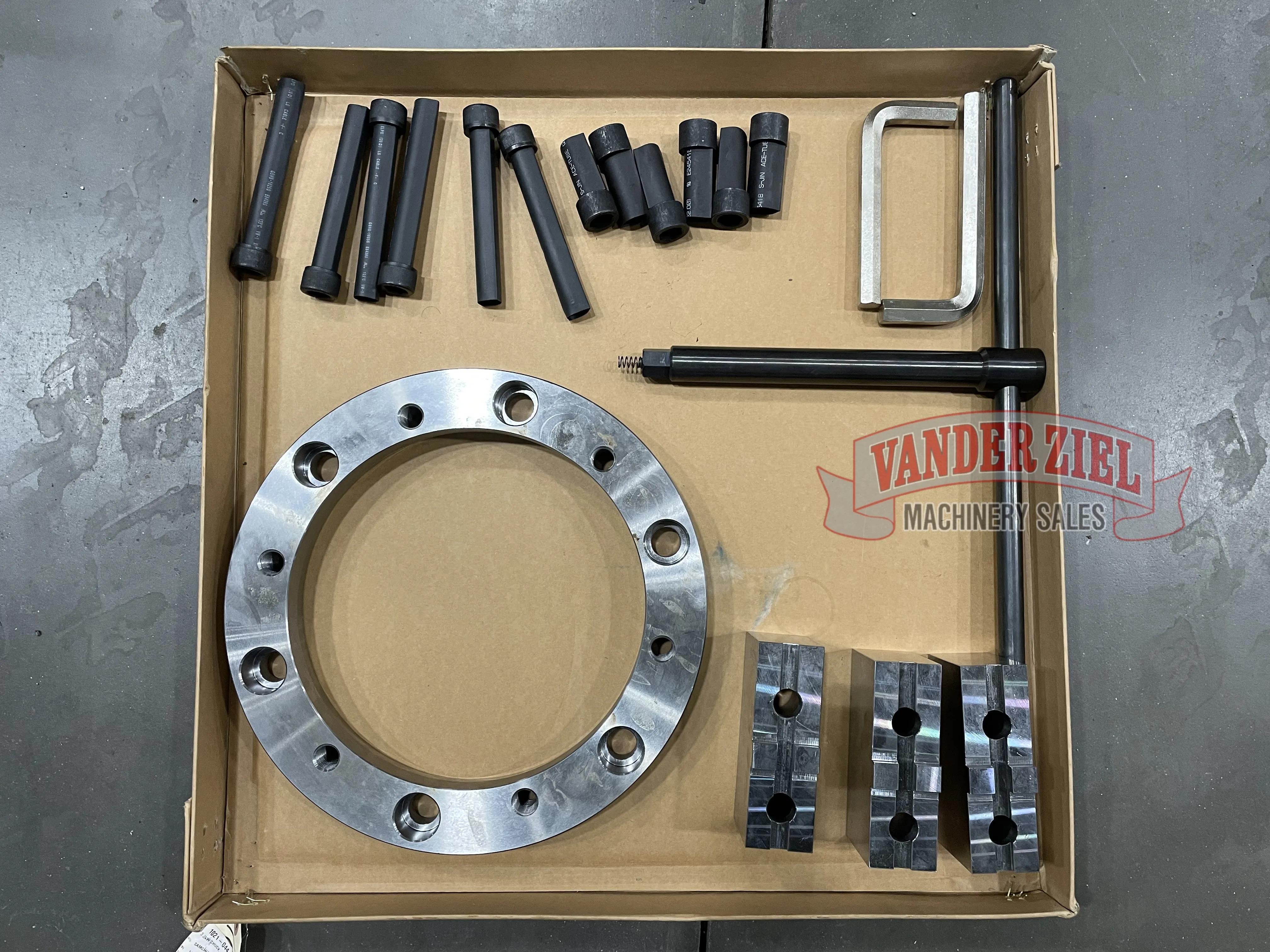Samchully 24" Three Jaw Scroll Chuck, 10.8" Bore - NEW - Prefetch Image 37707