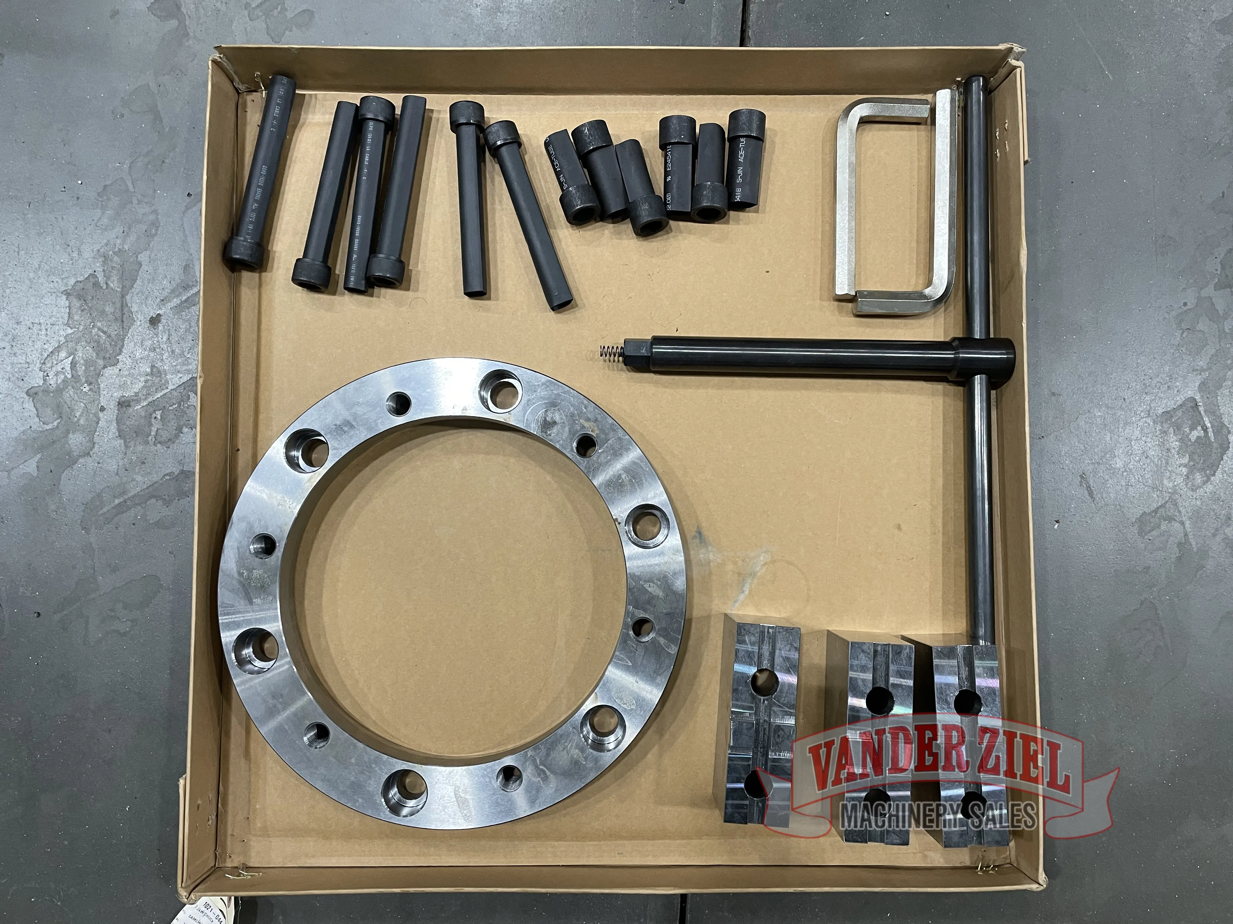 Samchully 24" Three Jaw Scroll Chuck, 10.8" Bore - NEW - Prefetch Image 37714