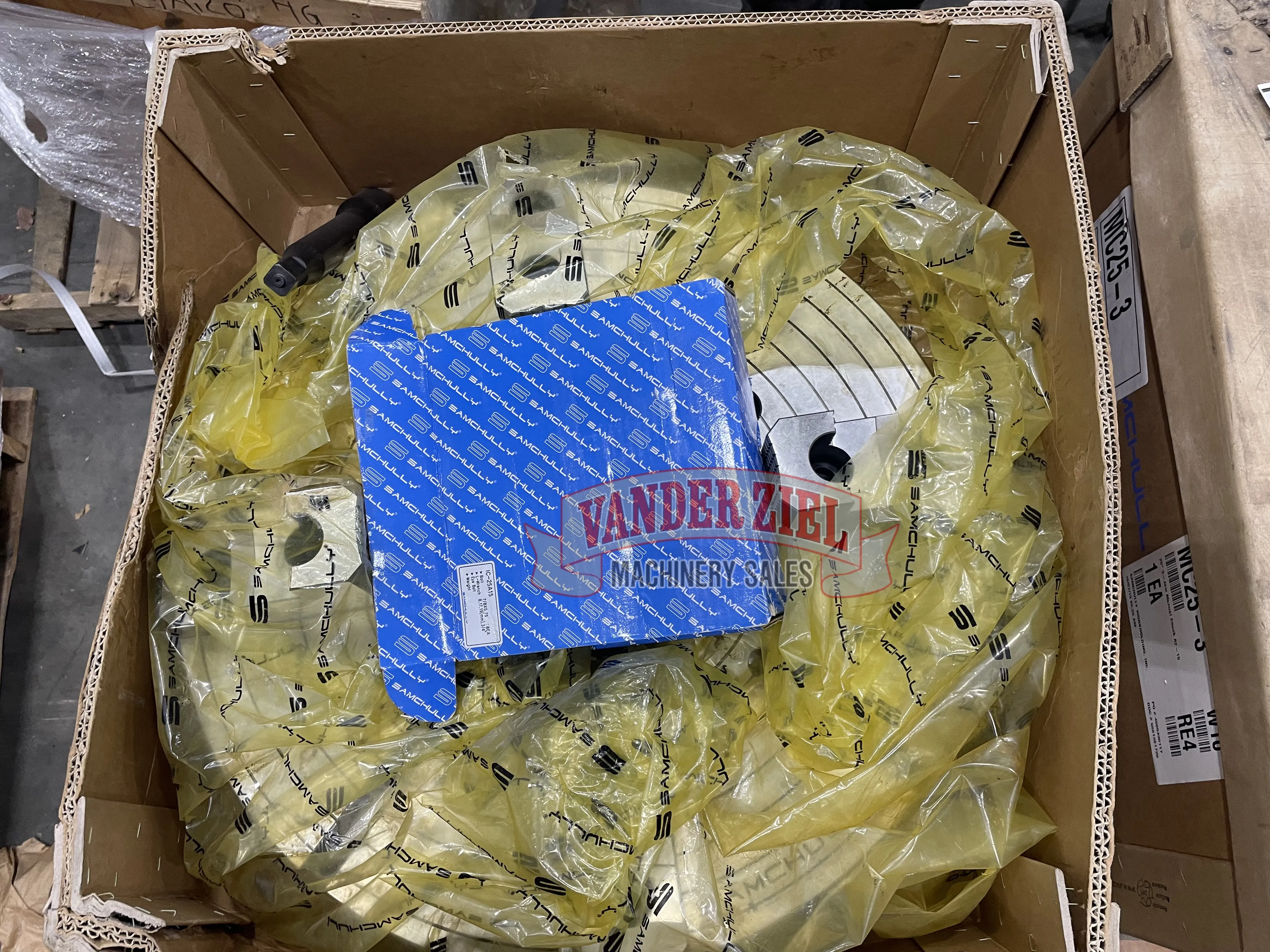 Samchully 25" Four Jaw Chuck, 8 1/2" Bore - NEW - Prefetch Image 37812