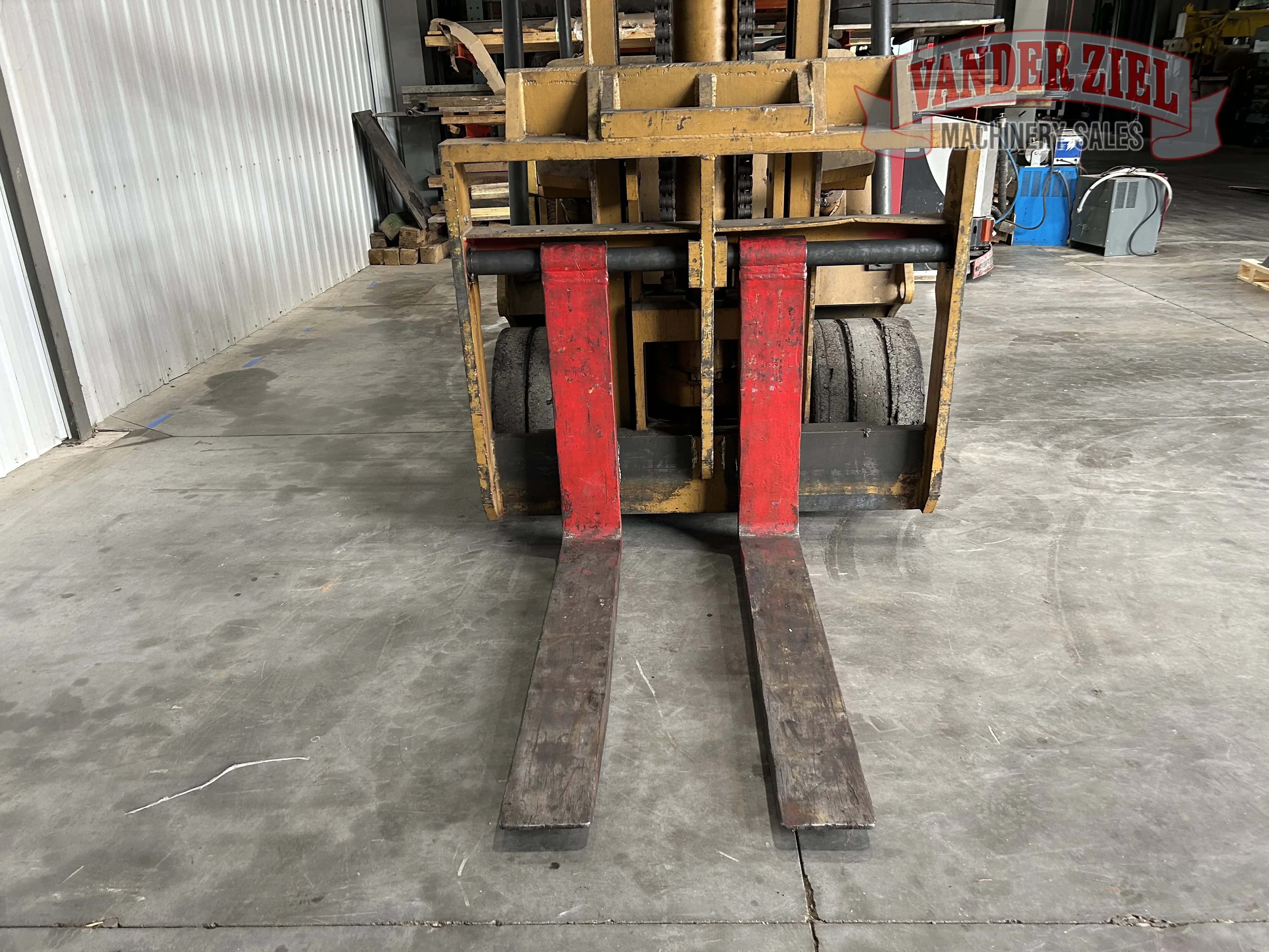 Caterpillar 25,000 lbs. Capacity Forklift, Model T250 - Prefetch Image 41060