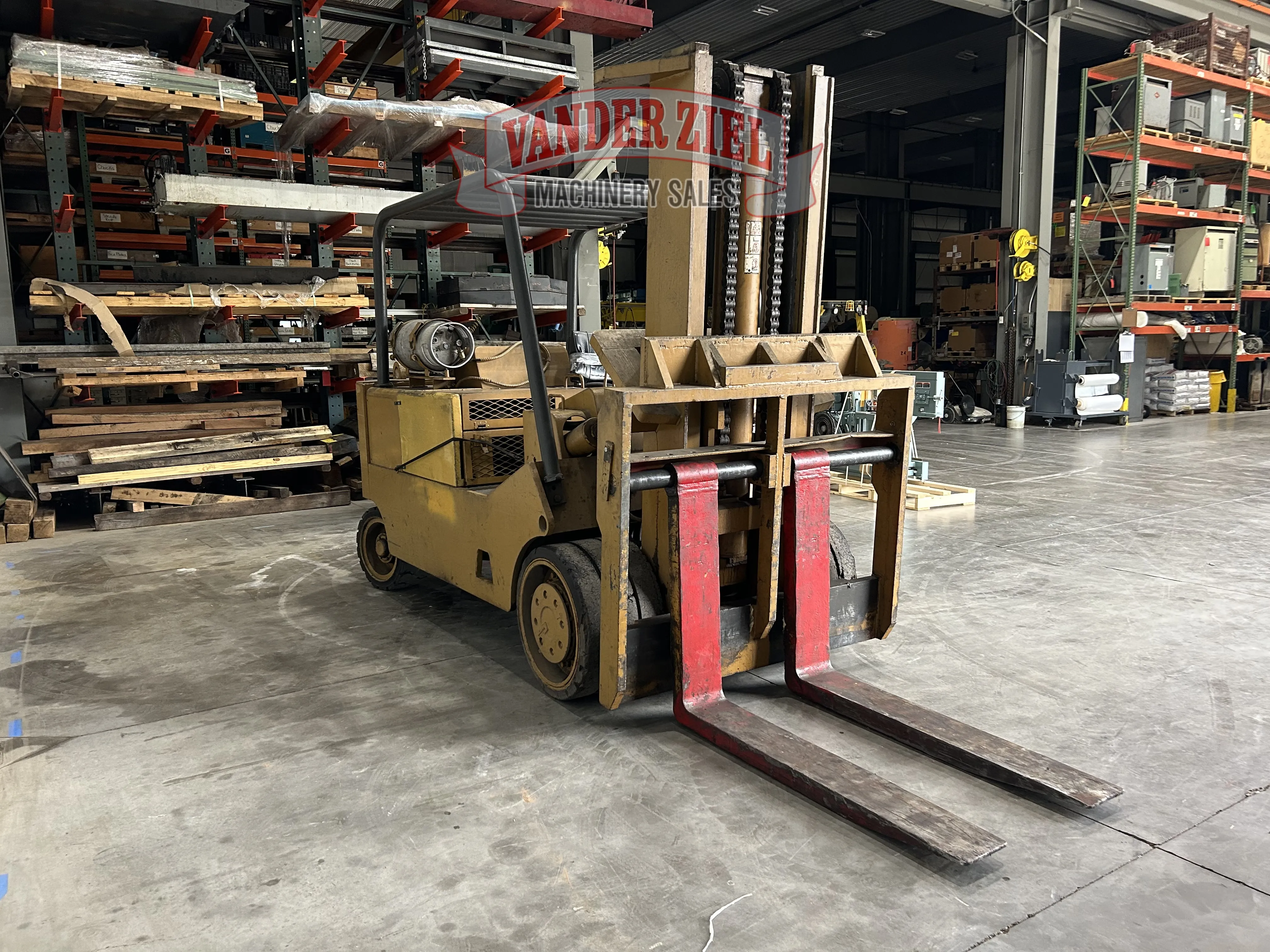 Caterpillar 25,000 lbs. Capacity Forklift, Model T250 - Prefetch Image 41061
