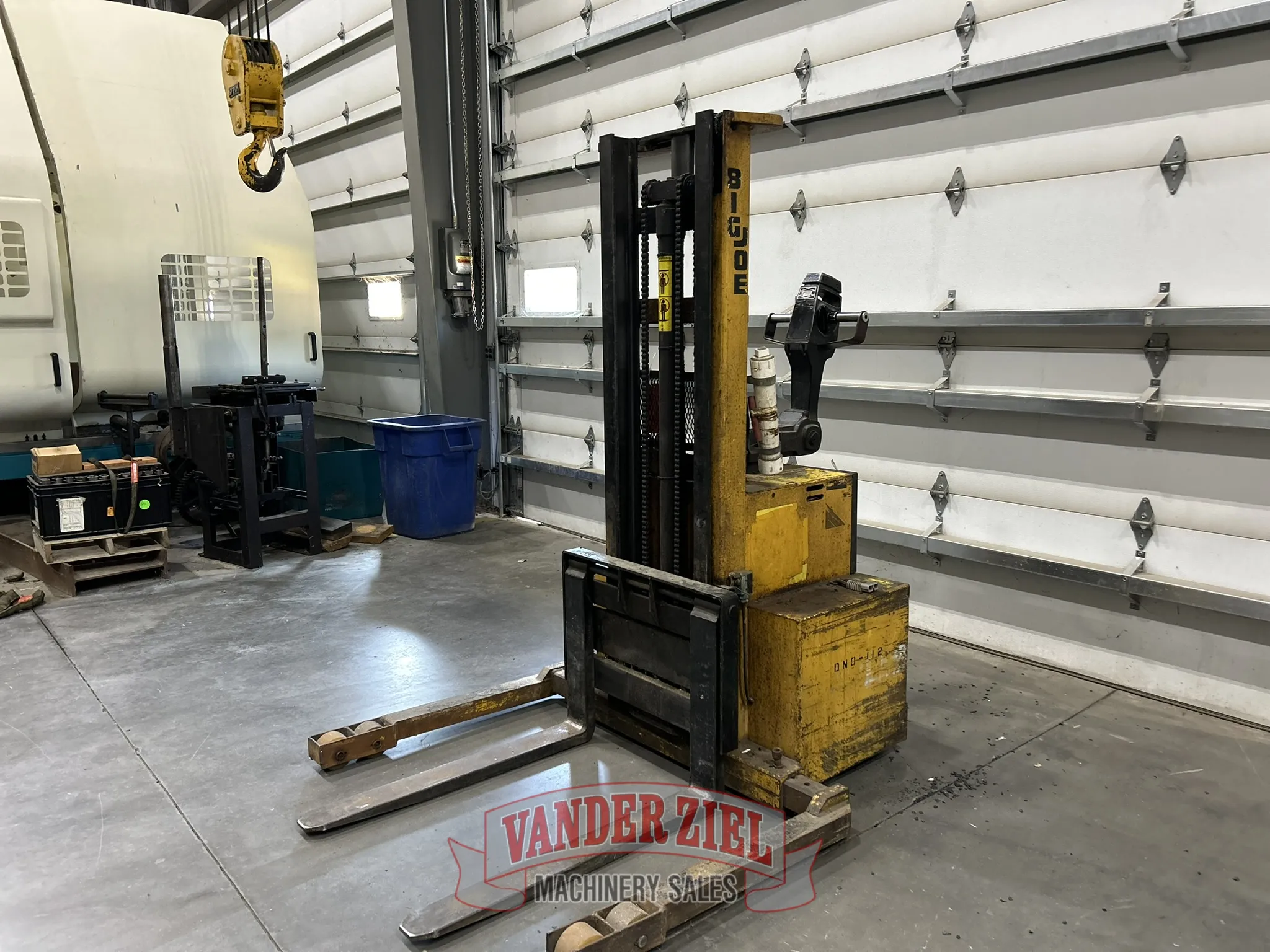 Big-Joe 3000LB H Straddle Stacker, Model PDM-30-106 - Prefetch Image 41540