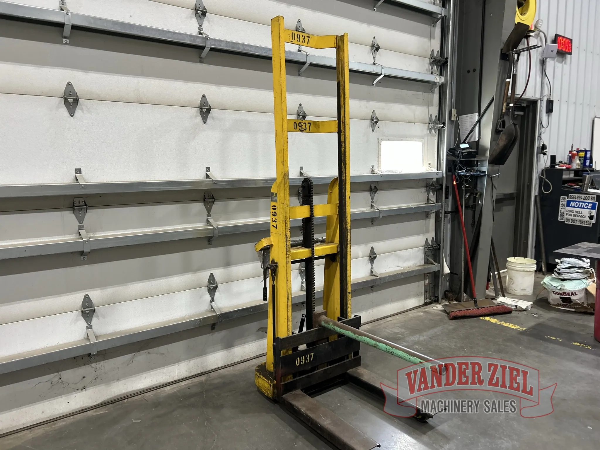 Big-Joe 1000LB Hydraulic Stacker, Model 2178 - Prefetch Image 41549