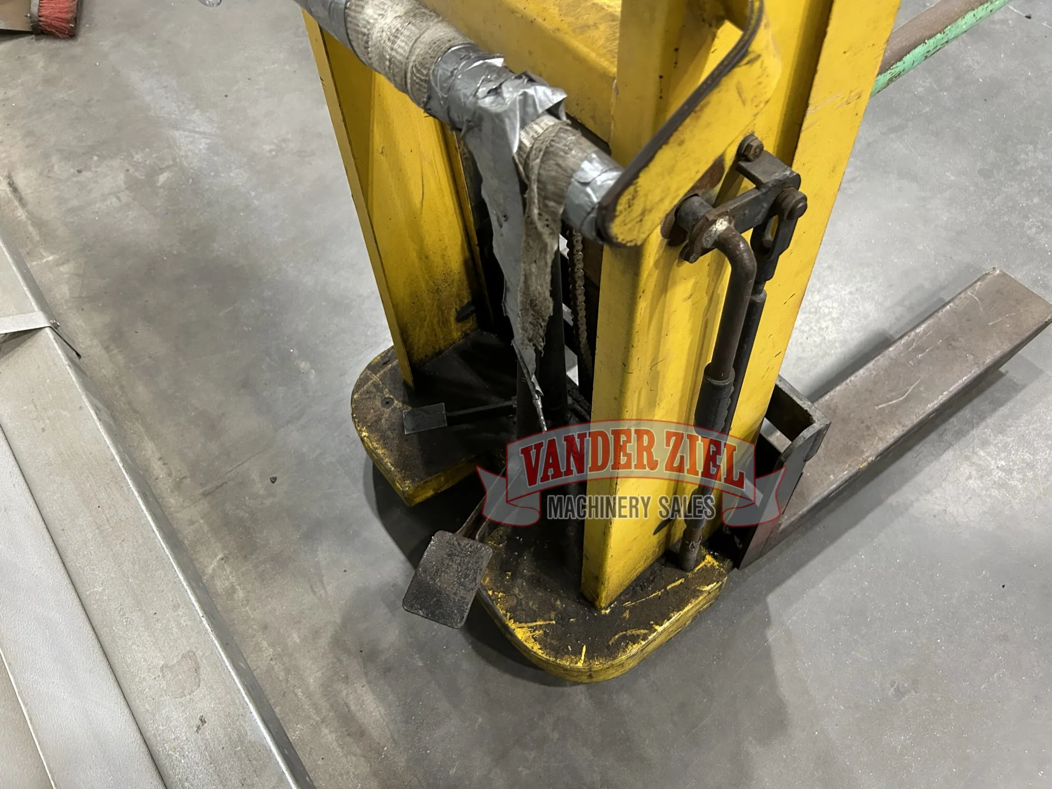 Big-Joe 1000LB Hydraulic Stacker, Model 2178 - Prefetch Image 41552