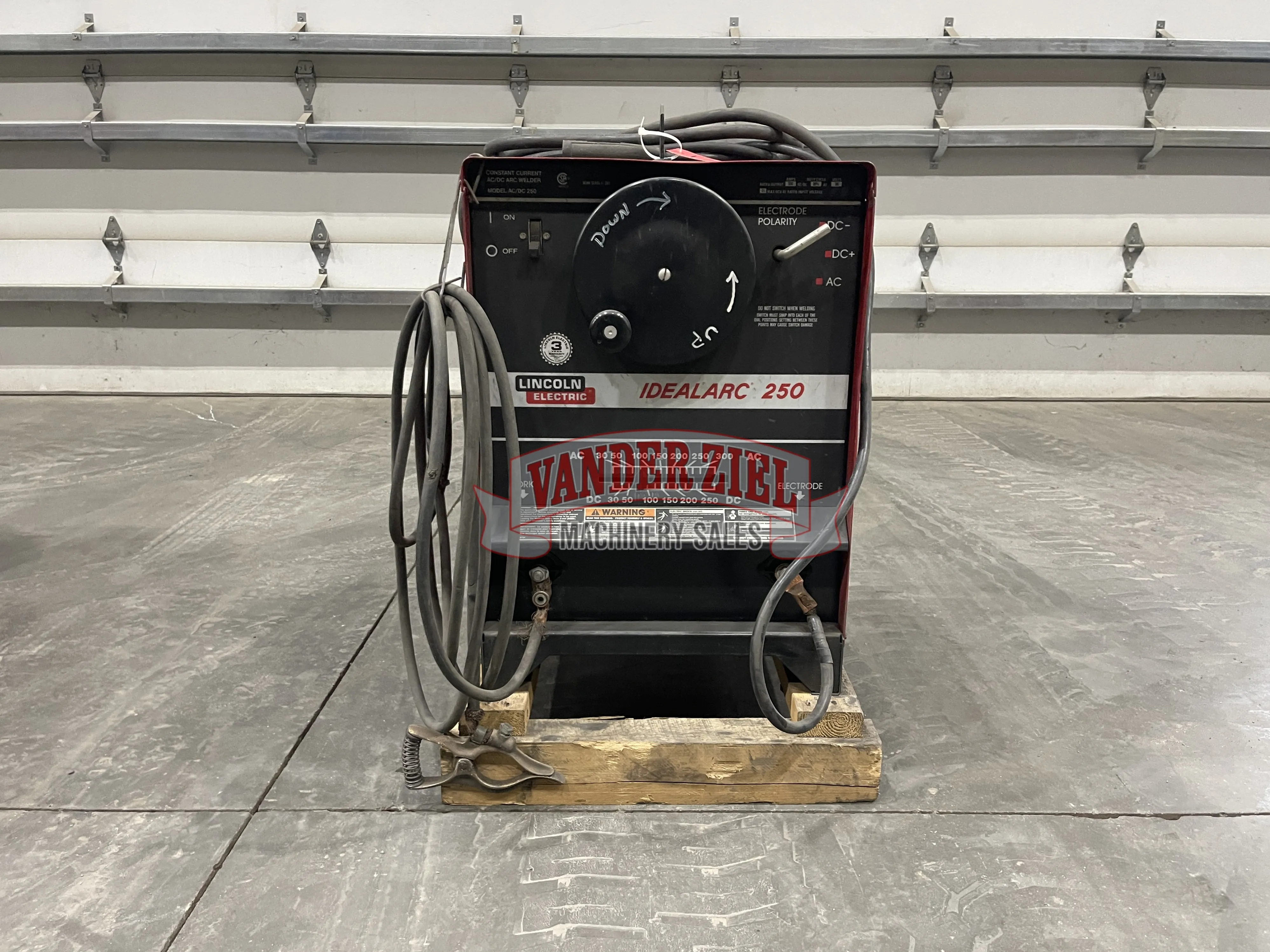 Lincoln Idealarc 250 Welder - Main Image 1
