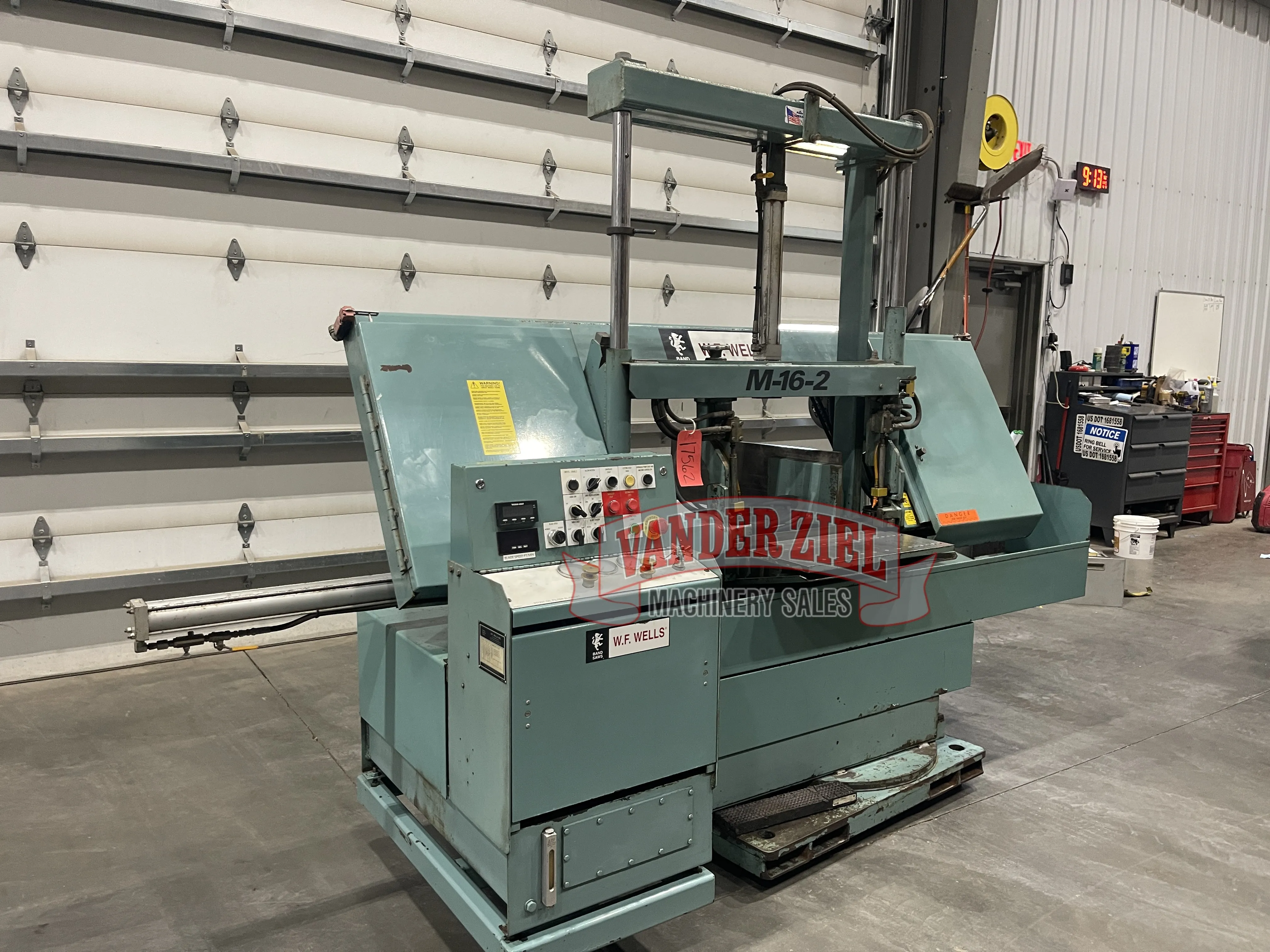 WF Wells 16" x 26" Dual Post Horizontal Saw, Model M-16-2 - Prefetch Image 45966