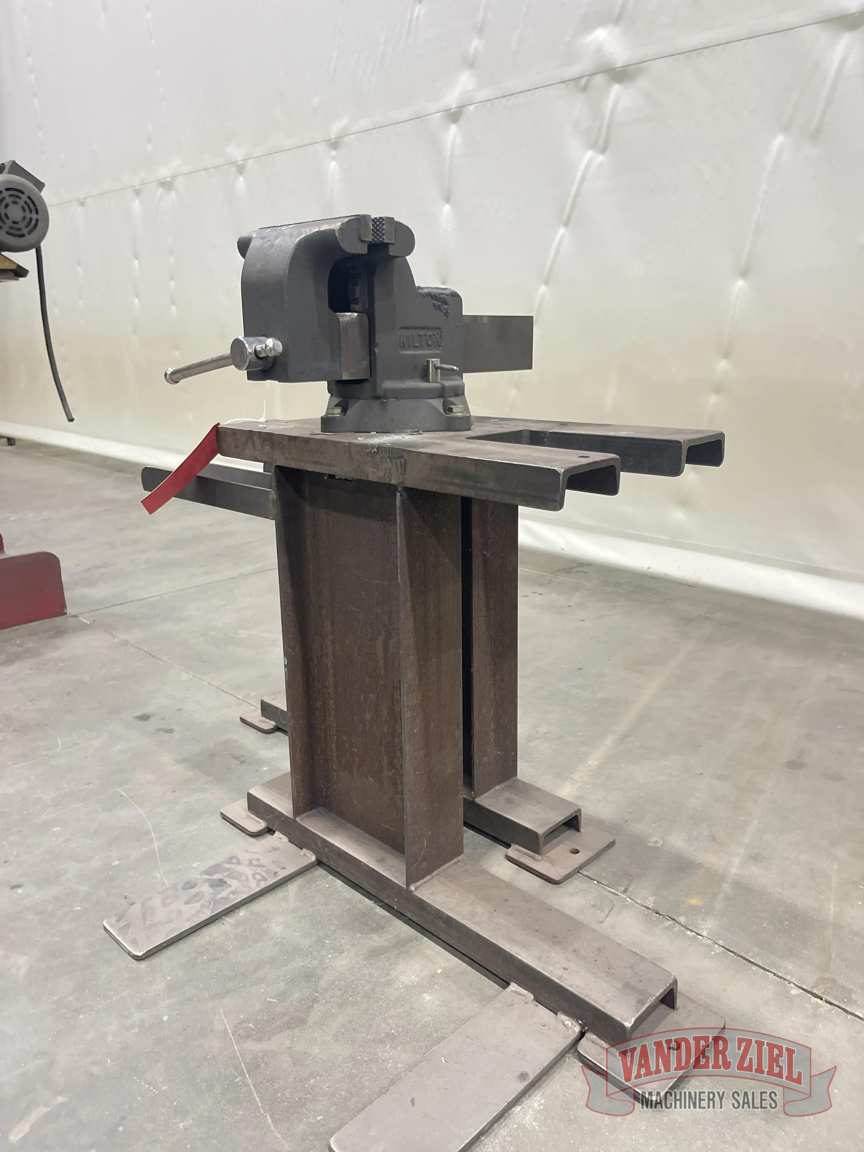 Welding Table with Vise - Prefetch Image 46737