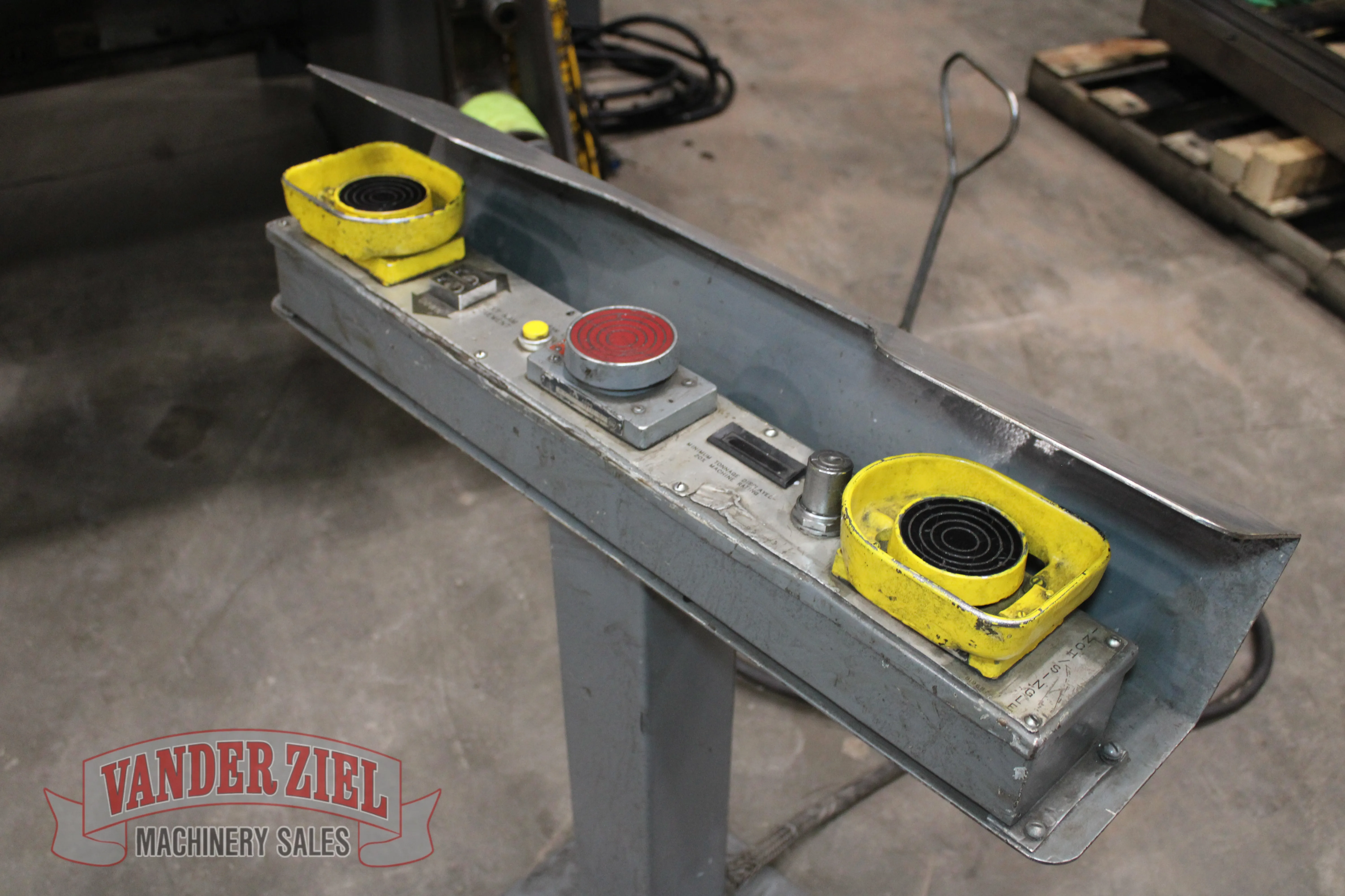Cincinnati 14' x 350 Ton Hydraulic Press Brake - Prefetch Image 48734